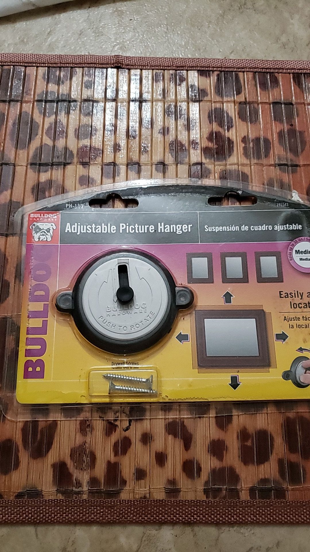 Adjustable picture hanger