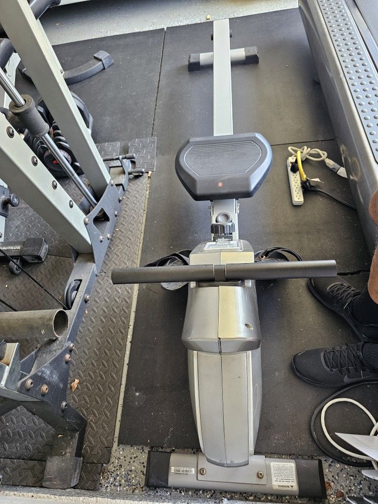Rowing Machine. In Great Condition. Hardly Used.
