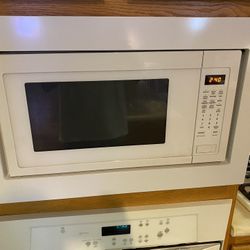 2.2 Cubic Ft Whirlpool Microwave 