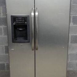 GE 36" Side by Side Refrigerator (23 cu. ft.) - Stainless Steel - GSL25JGCBLS