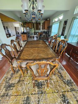 Dining set table and 8 chairs beautiful excellent condition