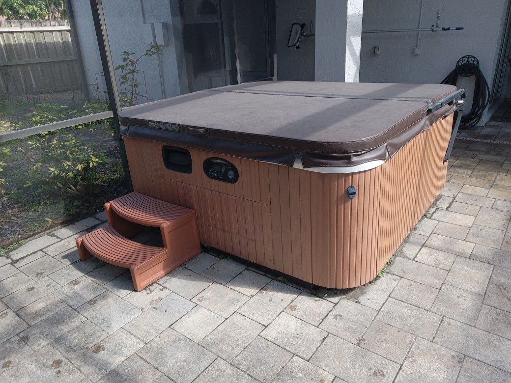 Hot Tub Excellent Condition Delivered And Installed By Certified Electrician