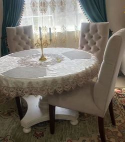 Round Dinning Table And Chairs