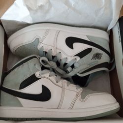 Nike Jordan 1 Mid SE Size 2 Y Kids Pre-owned 