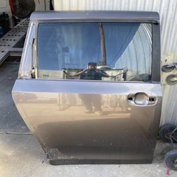2018 Toyota Sienna Right Rear Door