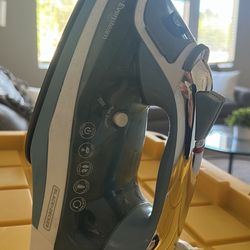 BLACK+DECKER Steam Iron Retractable Cord