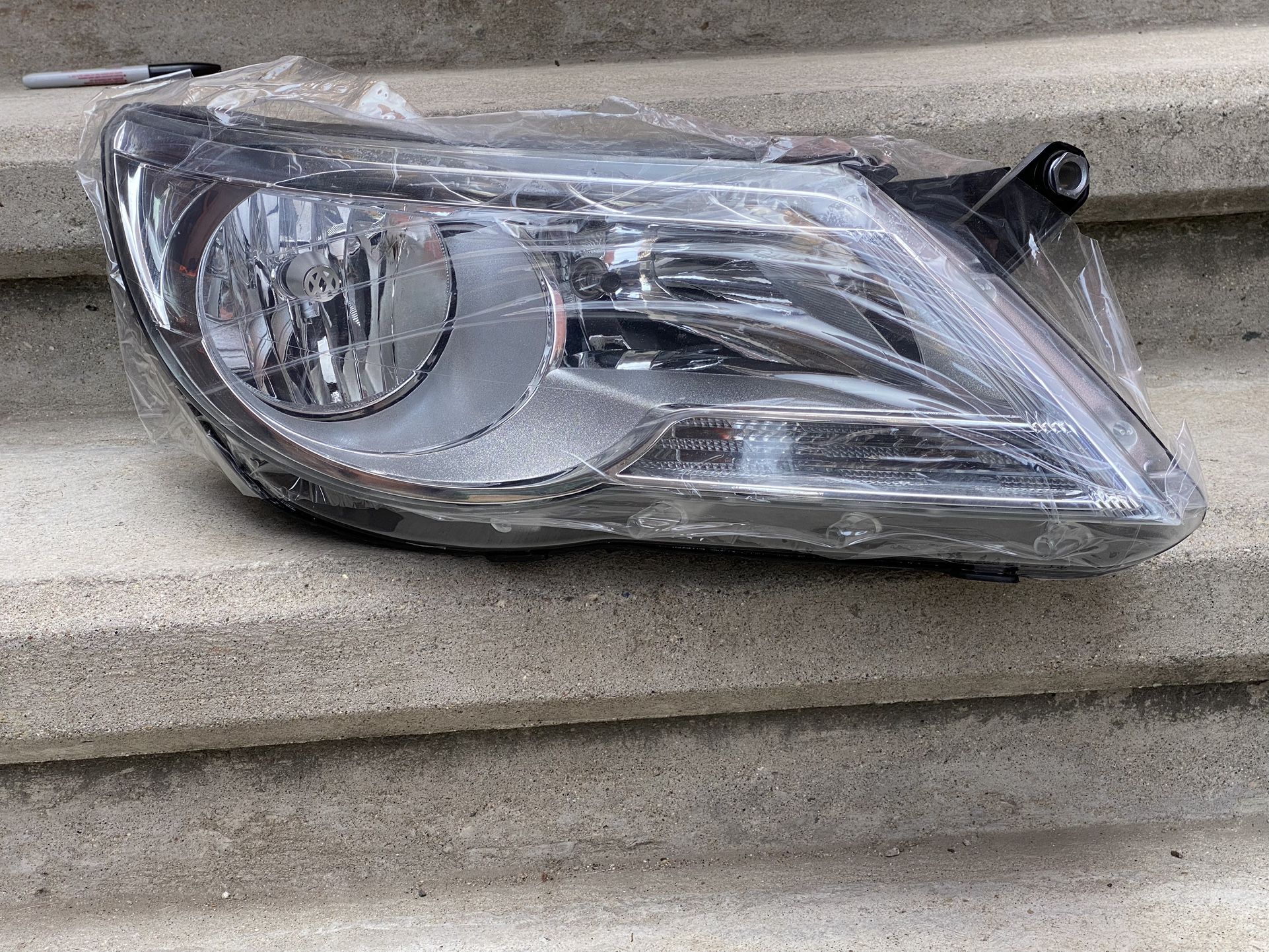 2009-2011 Volkswagen Tiguan Headlight Right Side