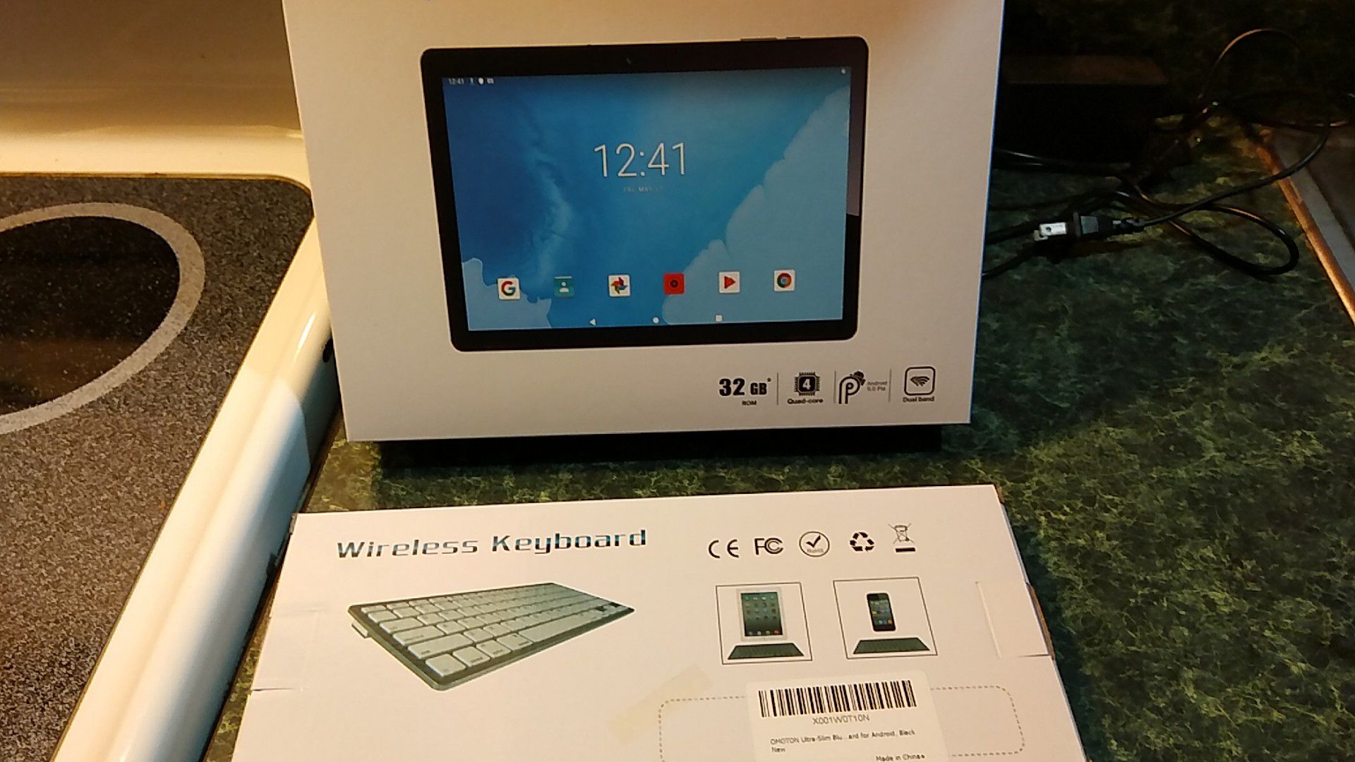 Tablet, wireless keyboard and mouse+ 128gig micro SD card