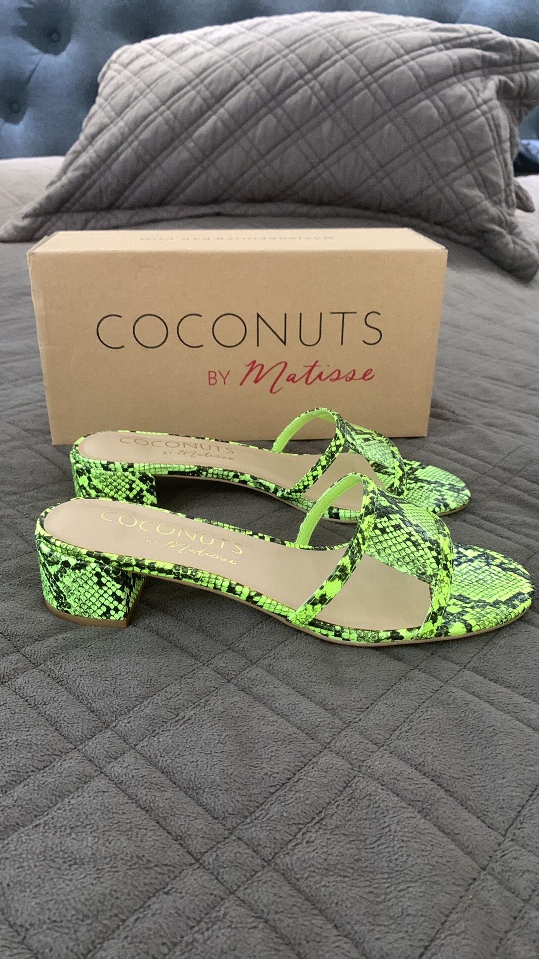 Coconuts by Matisse NIB Vibrant Lime Green Snakeskin Sandals size 10