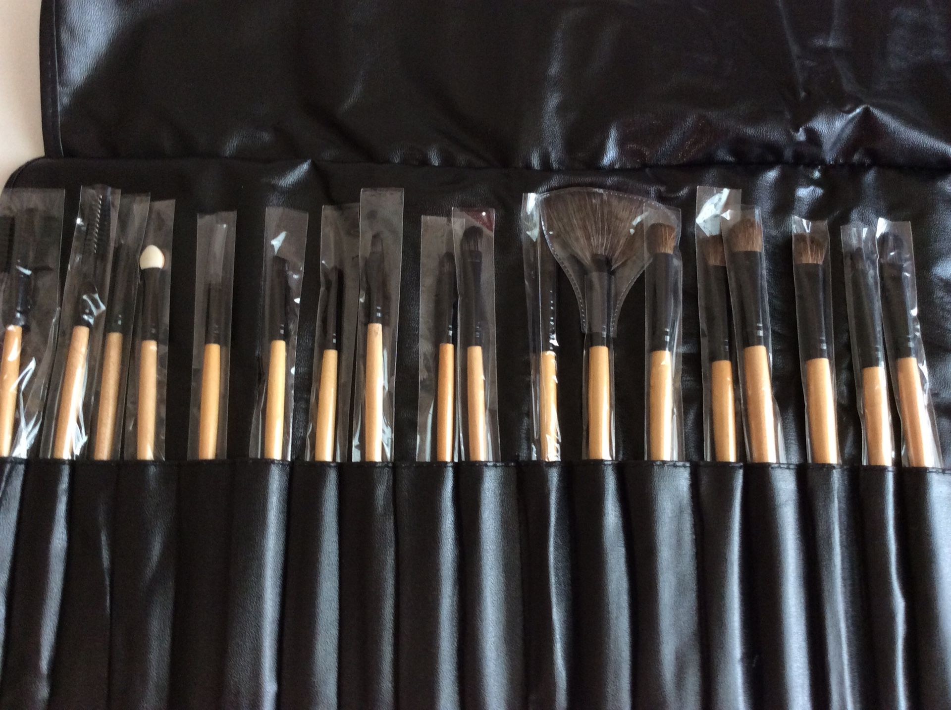 Professional Natural Makeup Brushes-24 Brushes in Black (Brand New)