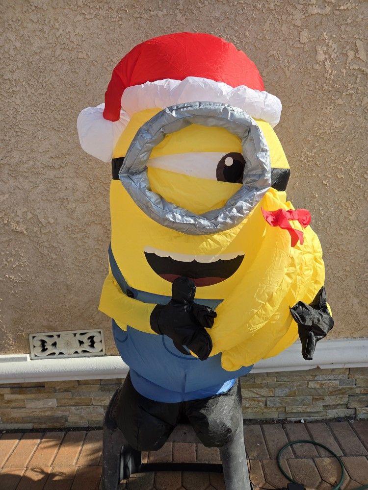 Minions 3.5ft Lighted Inflatable Christmas Decorations (Price Is Firm)