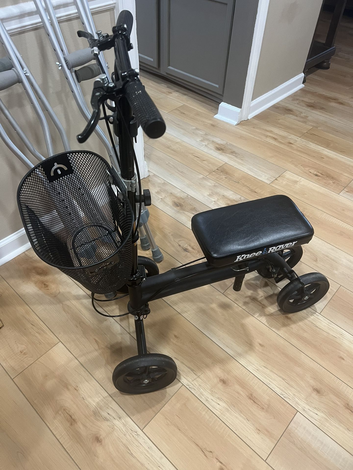 Rover knee scooter with basket