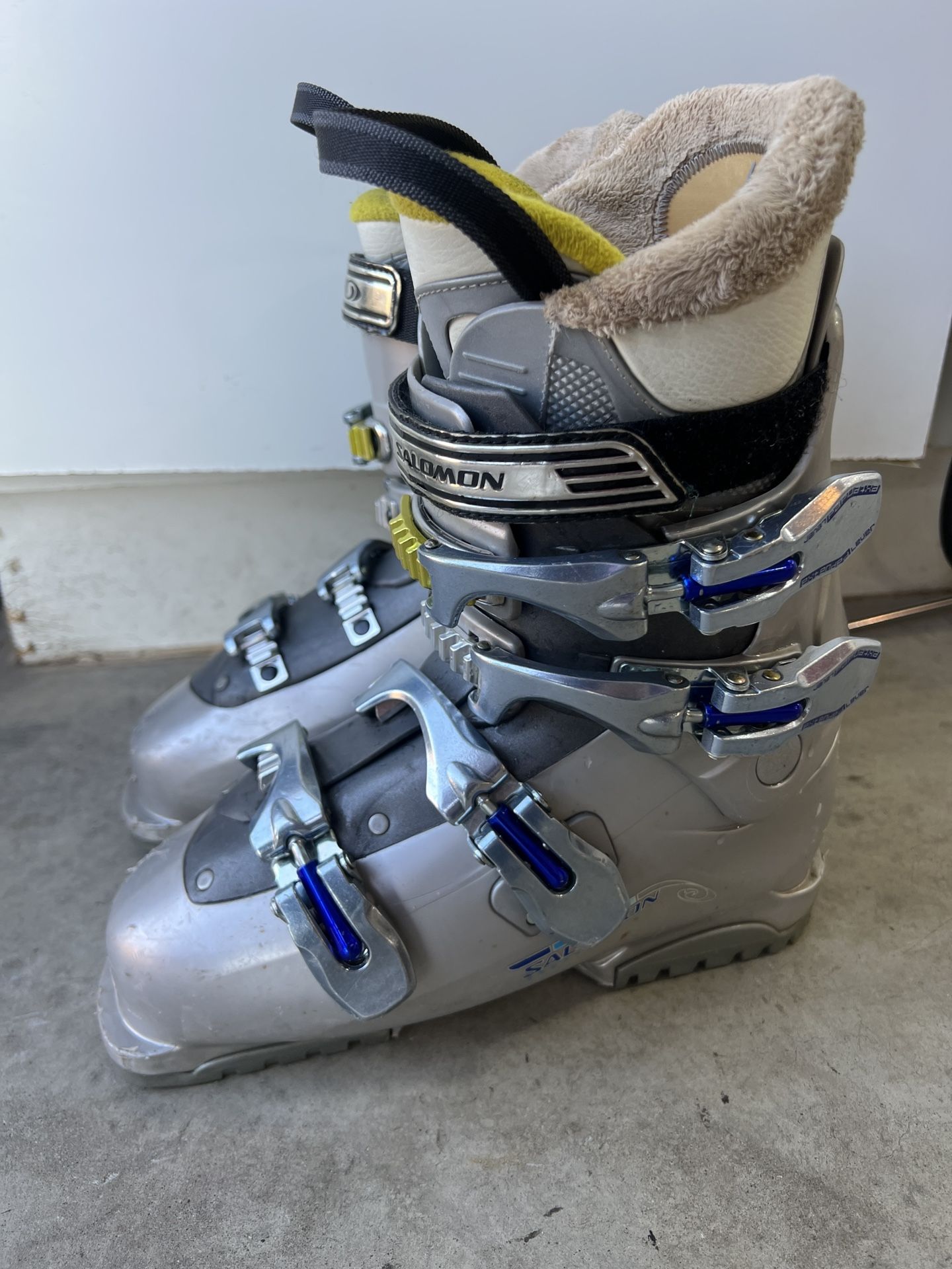 Salomon Ski Boots Women’s 8/8.5