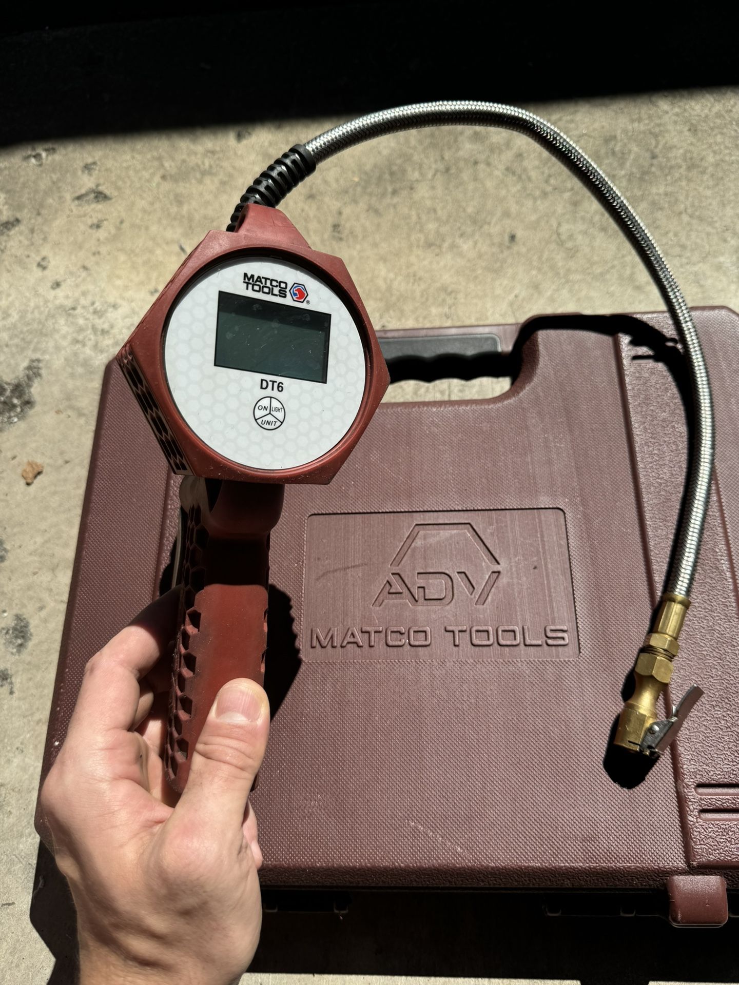 DELUXE DIGITAL TIRE INFLATOR - BURGUNDY