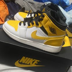 Jordan 1 Size 4.5Y.