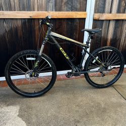 GT Avalanche 3.0 Mountain Bike 