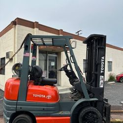 Excellent For Everything Toyota forklift 
7000 lb , 3 stage; side shift 
Perfect condition 