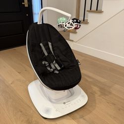 4moms MamaRoo swing  4 motion w/ infant insert