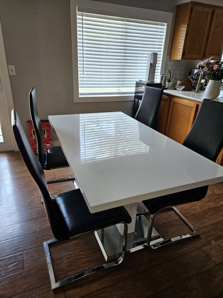 Dinning Table And Chairs