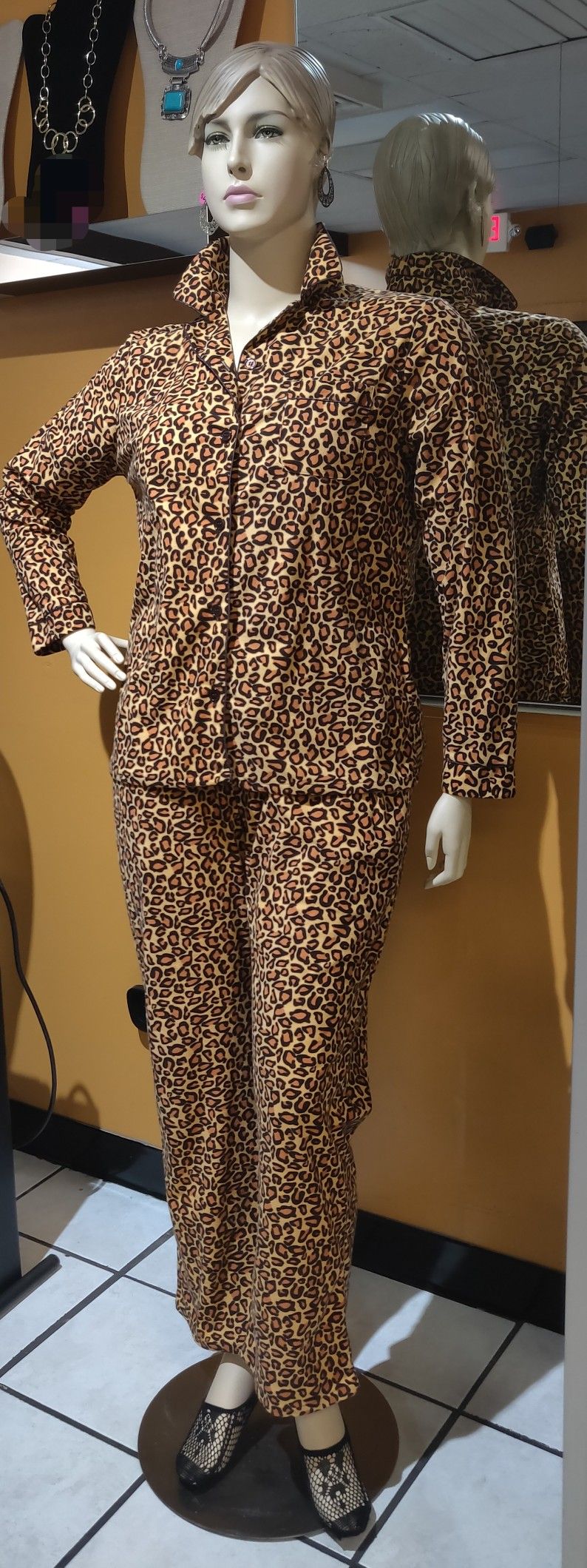 WHITE MARK Animal Print Ladies Pajamas Size M