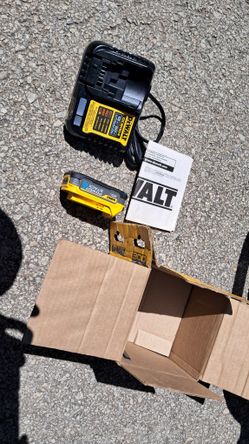 Dewalt New One Batterys 1.7ah Powerstack And Charger
