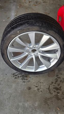 Tesla 3 tire and rim