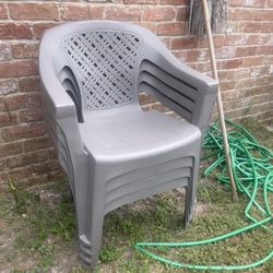 🪑🪑Cuatro Sillas De Plástico 🤩buenas Condiciones 