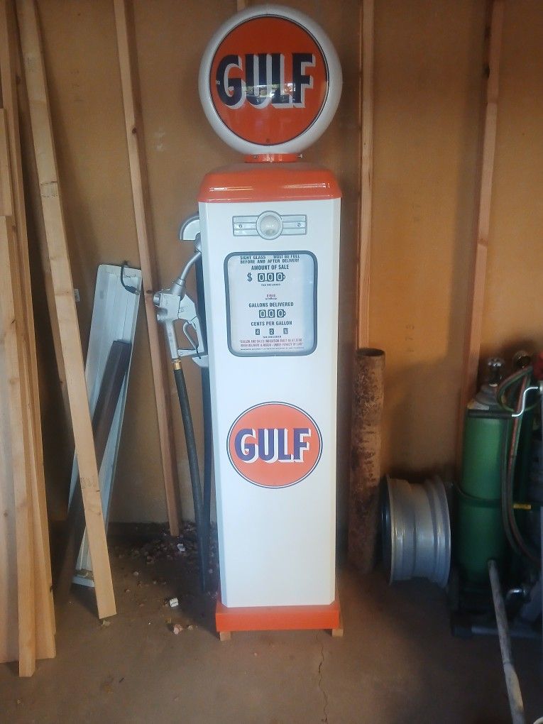 GULF REPRODUCTION GAS PUMP - ANTIQUE OIL REPLICA (WHITE & ORANGE)
