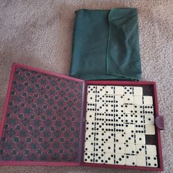 VINTAGE DOMINOES SET IN MINT CONDITION 