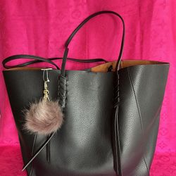 Black Large Tote Bah Bolso Grande Negro.   Brand New Black Tote /keychain Pompon Cartera  Bolso grande negro hermoso  Condition is New with tags. Ship
