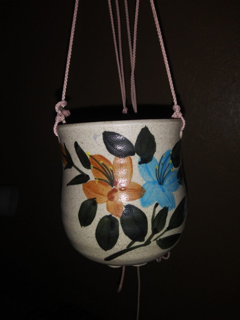 Hanging ceramic holder