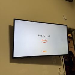 35” Insignia TV