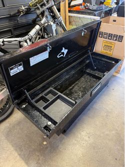 Truck bed tool box