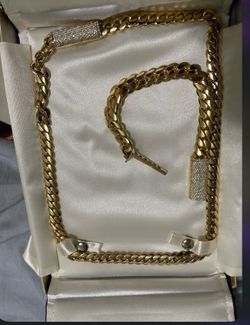 Gold chain with diamond lock