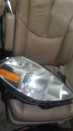 2008 nissan versa right headlight