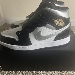 Air Jordan mettalic 1 Mid SE ‘Black white metallic Sliver size 10 good condition