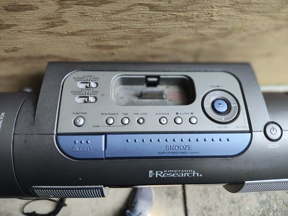 Emerson Research iPhone iPod Dock Radio