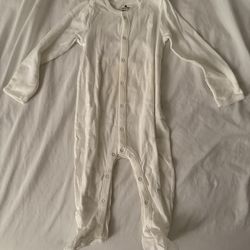 $5 Baby GAP white baby footie pajama with snap closures (6-12mos)