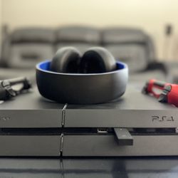 Playstation 4 console with 2 controllers, 7 games and 1 headset