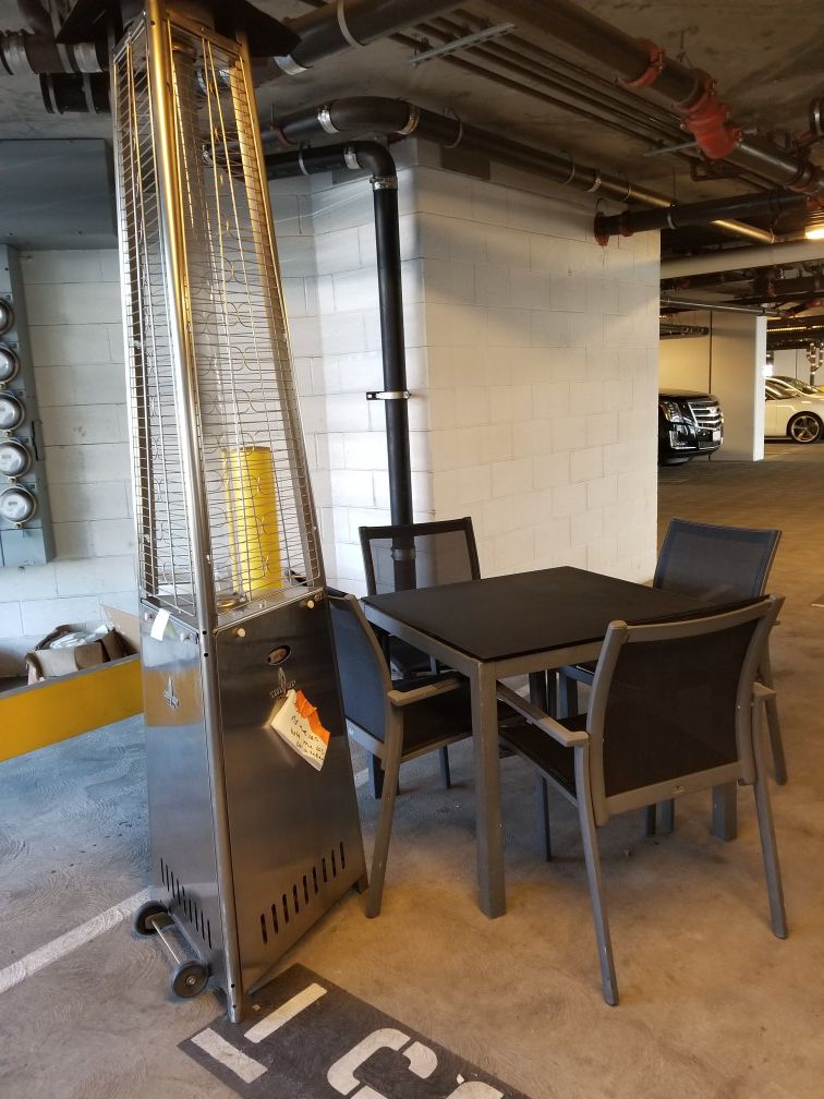 Mesa y sillas y calentador exterior