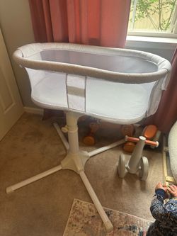 Halo swivel bassinet