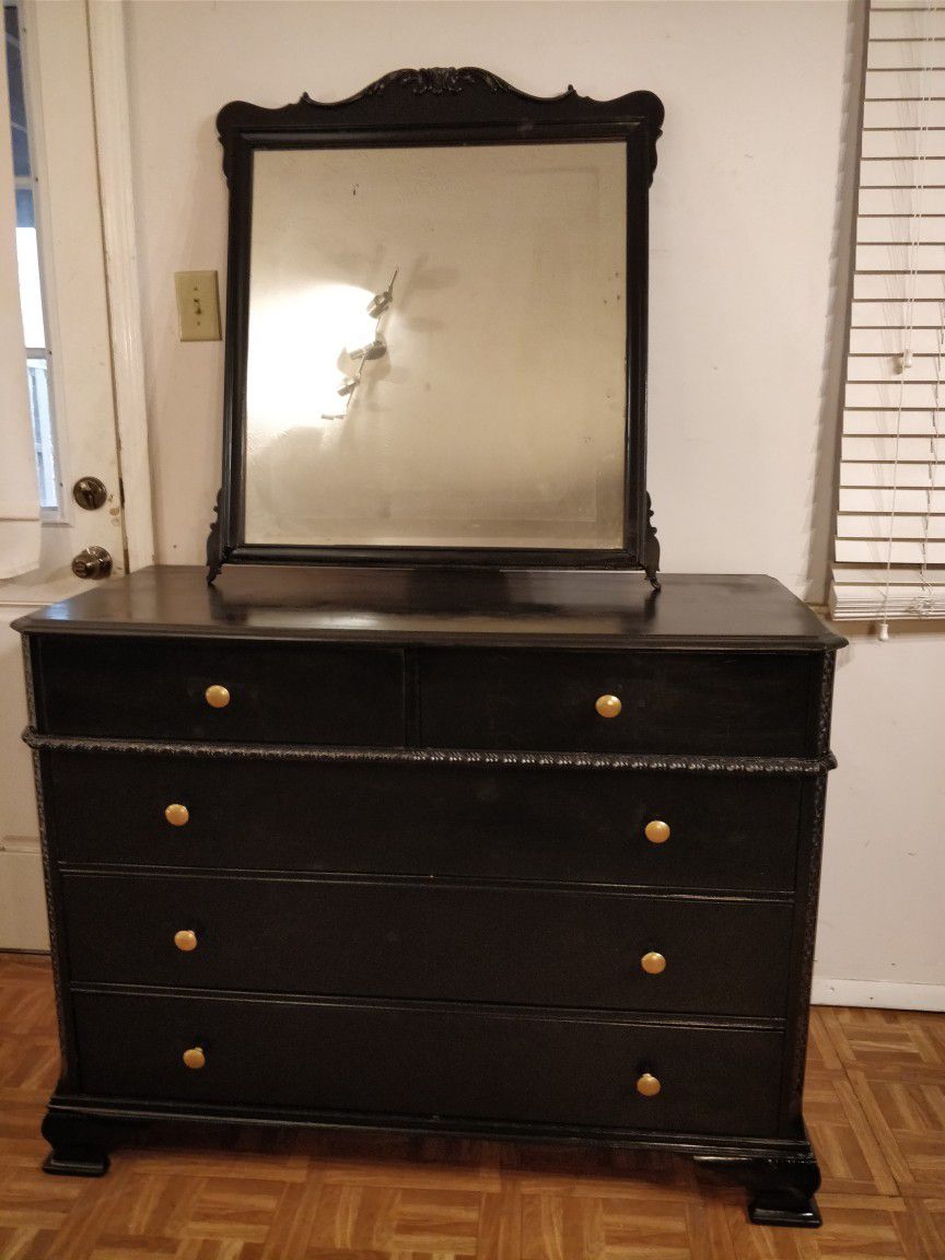 Nice solid wood dresser/TV stand with mirror and big drawers in very good condition, pet free smoke free, you can use SUV or minivan for pickup,