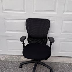 🪑 Stylish Black Mesh Office Chair – Ready for a New Home!