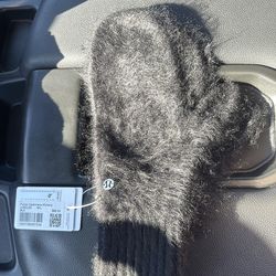 Lululemon fuzzy knit mittens