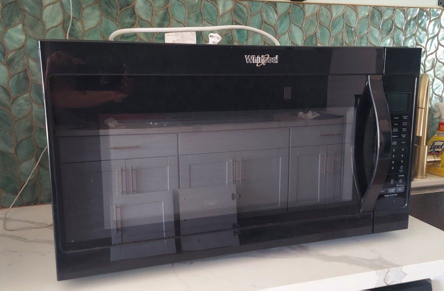 Whirlpool Microwave With Over Stove Vent Excellent Condition