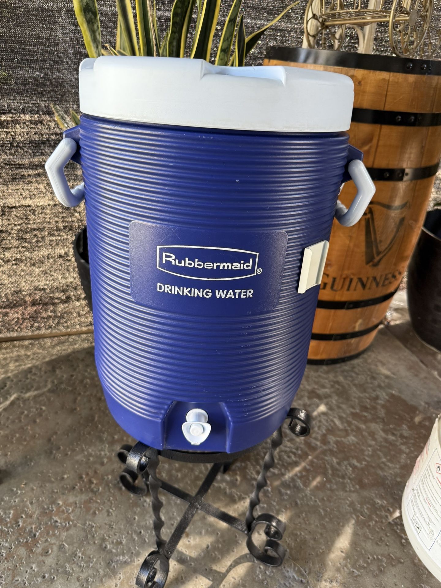 WATER AND JUICE COOLER 5 GALLONS VERY GOOD CONDITION