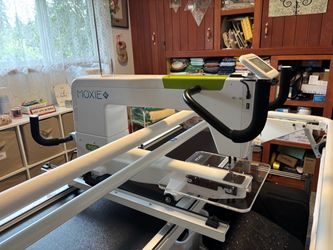 2024 HQ Moxie XL Longarm on Little Foot Frame