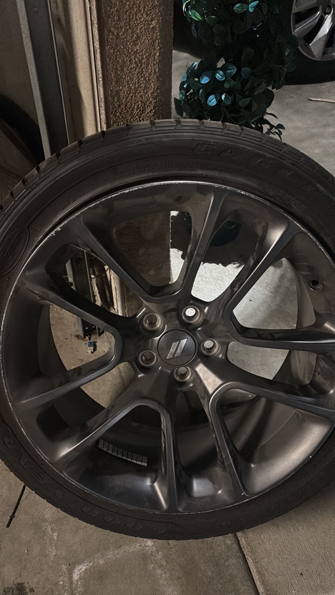 Dodge Charger 2022 Scat Pack Rim And Tire 245/45ZR20