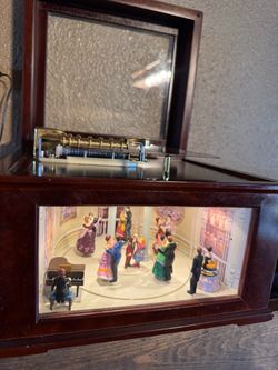 Vintage Mr. Christmas Animated Symphonium Ballroom Music Box – 16 Discs + Velvet Pouch