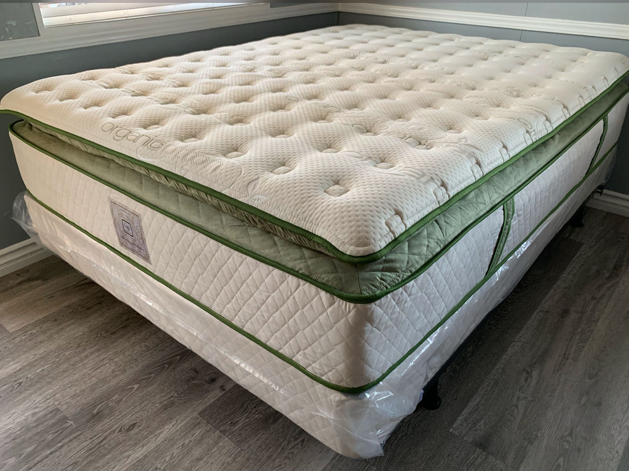 King Organic Elite Superior Hybrid Cool Gel Memory Foam Pillow Top 14inch Mattress!!